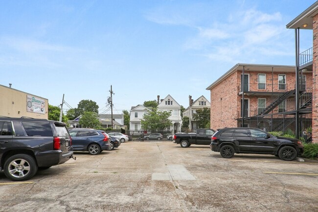 Building Photo - Gated Condo steps from Maple Street & St C...