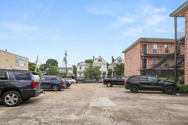 Foto del edificio - Gated Condo steps from Maple Street & St C...