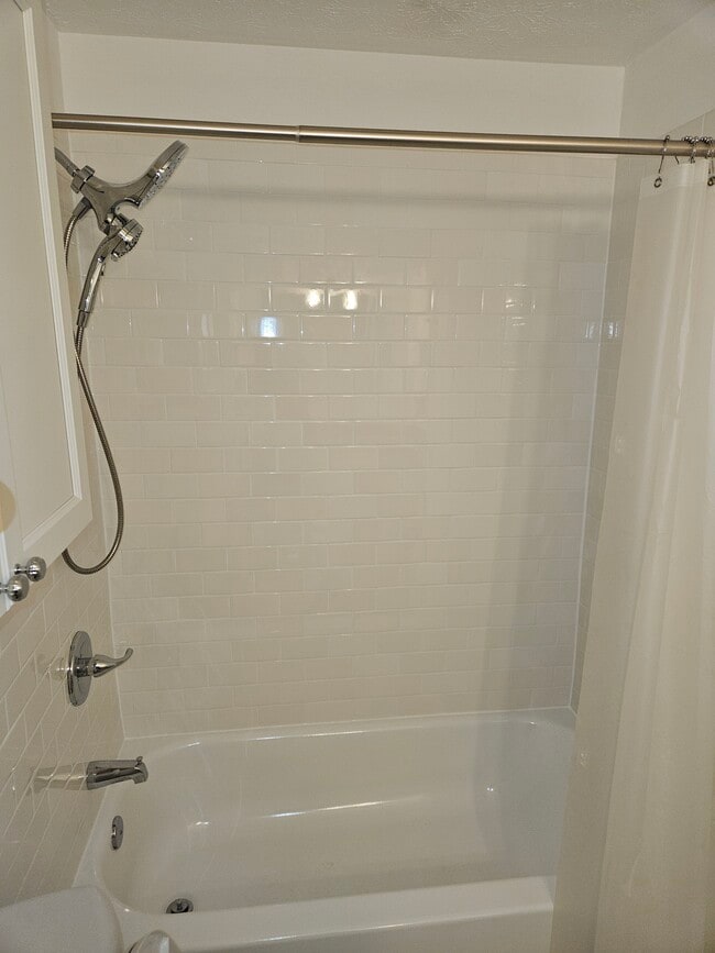 Tub - 7675 Pomeranian Dr