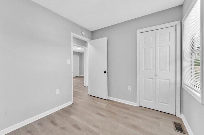 Foto del edificio - *NEWLY RENOVATED* 2 Bedroom Townhouse in D...