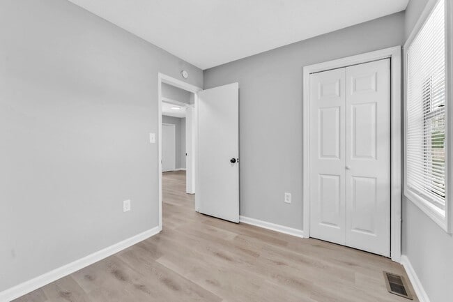 Building Photo - *NEWLY RENOVATED* 3 Bedroom Townhouse in D...