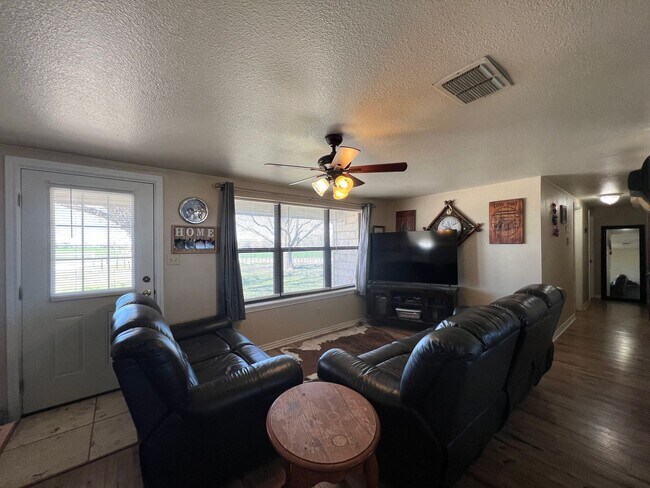 Foto del edificio - 3/1 WATER & TRASH INCLUDED - near - Horses Welcome - Tarleton State University's new rodeo arena!