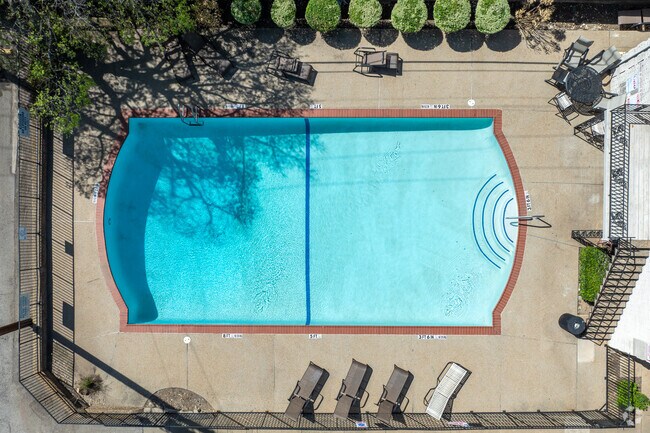 Piscinas resplandecientes - Amherst Oaks