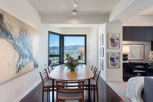 Foto del edificio - 6363 Christie Ave