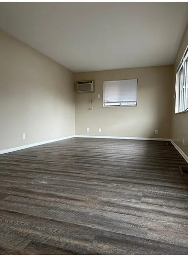 Building Photo - 1235 Roslyn Ave