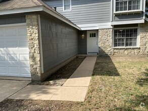 Building Photo - 4001 Alexandria Dr