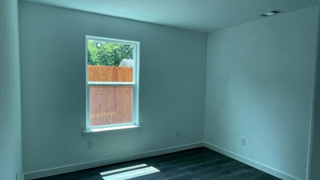 Building Photo - Beautiful New Brand Townhouse