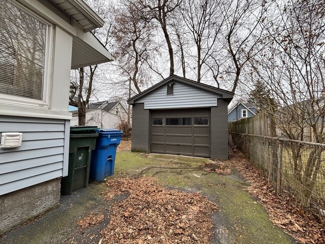 Foto del edificio - 4 Bedroom 2 Bath Single Family Home W/Garage!