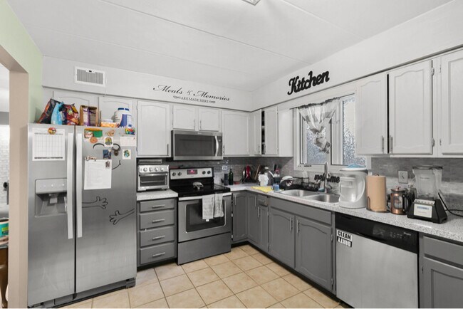 Foto del edificio - 11045 Theresa Cir