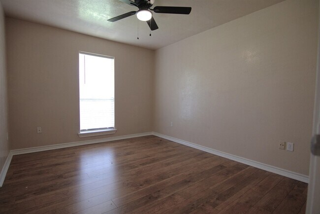 Foto del edificio - 8525 Sunflower Ln