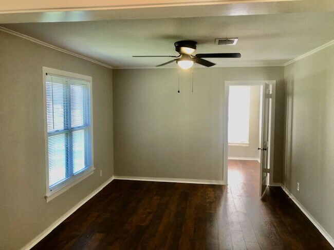 Foto del edificio - $500 OFF MOVE IN SPECIAL-DESIRABLE BENTON-...