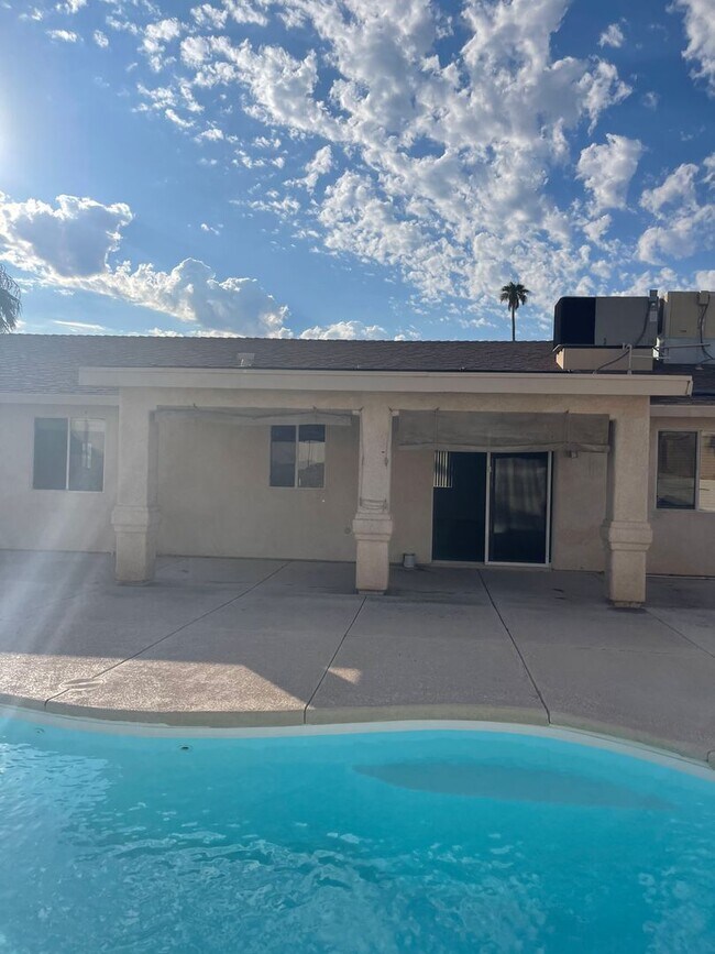 Foto del edificio - Move In Special!! Unfurnished Pool Home