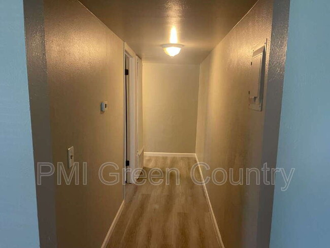 Building Photo - 405 S Maple St
