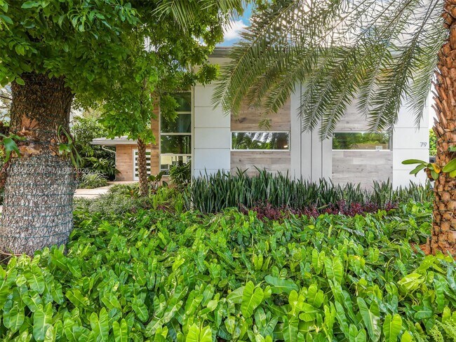 Foto del edificio - 79 Shore Dr E