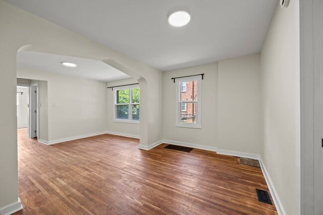 Building Photo - 1383 Eastview Ave