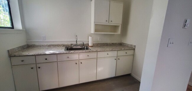 Building Photo - Epic REA - Great Garden Studio Apartment i...