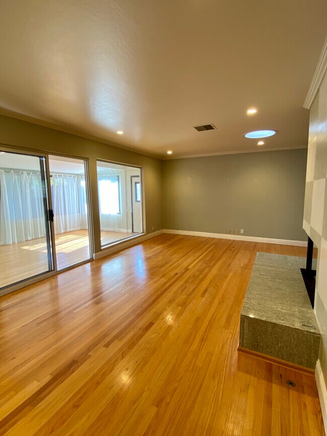 Building Photo - 4936 Paseo Olivos