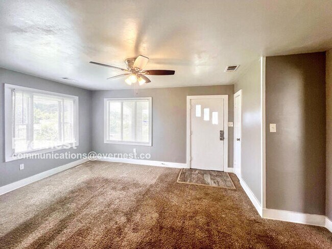 Foto del edificio - 3 Bed, 1 Bath Home with Great Comforts / C...