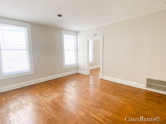 Building Photo - 960 Paradrome St