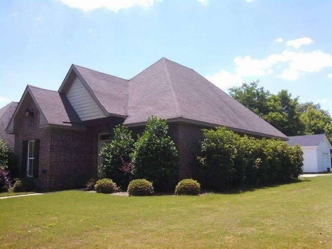 Building Photo - Charming 3 Bedroom 2 bath cottage