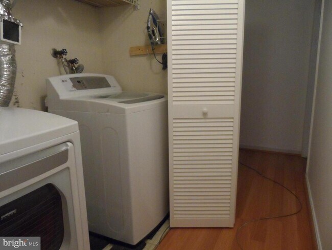 Building Photo - 2 BEDROOM, 2 BATHROOM IN THE MID FLOOR UNIT,