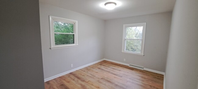 Building Photo - Recently Renovated! Ready for move in! Spl...