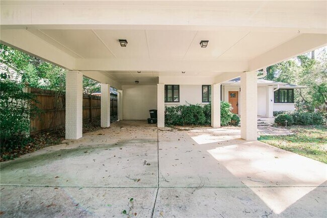 Foto del edificio - 258 N Forest Ave NE