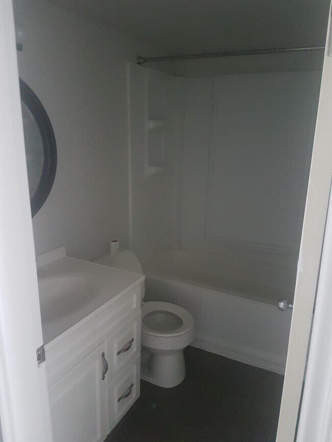 Building Photo - 2 Bed 1 Bath Unit in Edmonton, AB