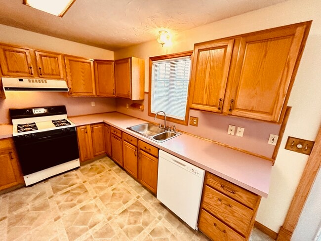 752 Eichelberger St - Kitchen View 1 - 752 Eichelberger St