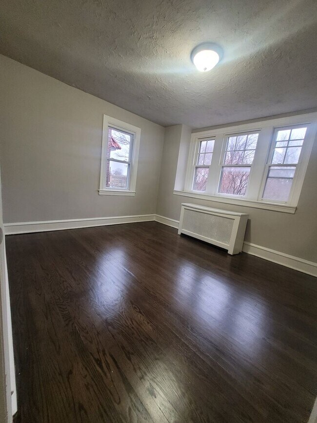 Building Photo - Your Family's New Home - 3bd/1ba newly ren...