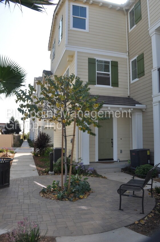 Primary Photo - 3 story IB Townhome 2bd 2.5 baths