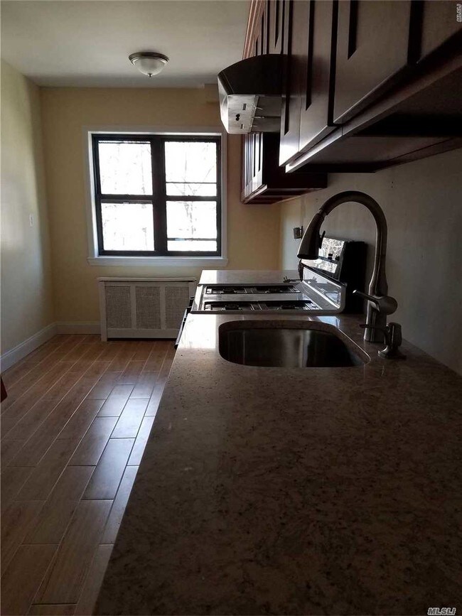 Foto del edificio - 87-33 62nd Rd