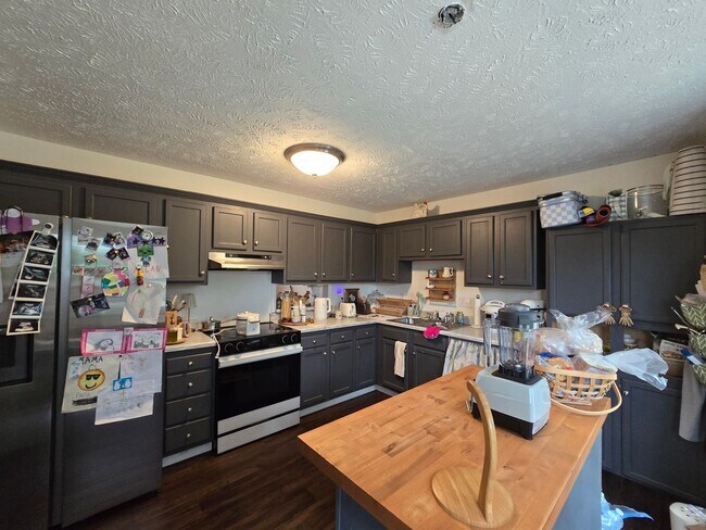 Building Photo - 111 Greentree Dr