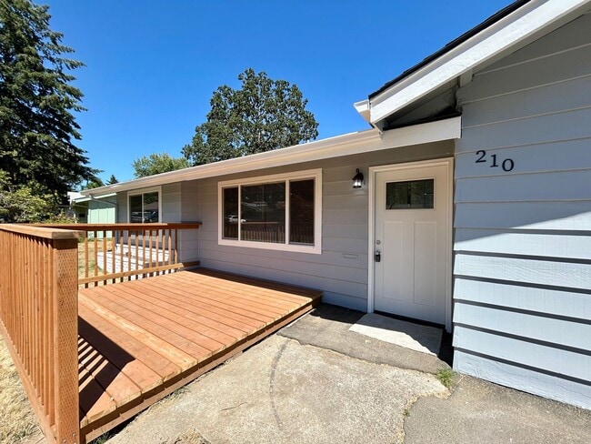 Building Photo - Freshly Updated 3 Bedroom Home with Garage, Fenced Yard & Covered Patio!