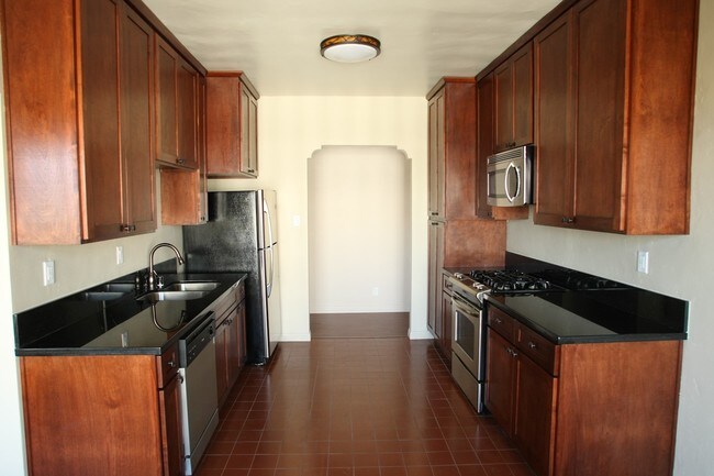 Building Photo - 569 N Rossmore Ave