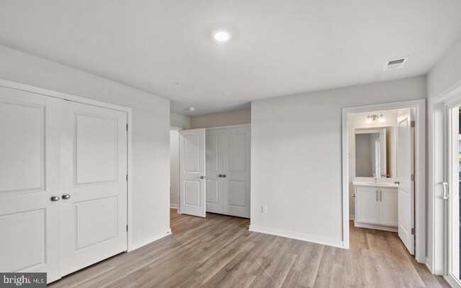 Building Photo - 7520 Daybreak Dr