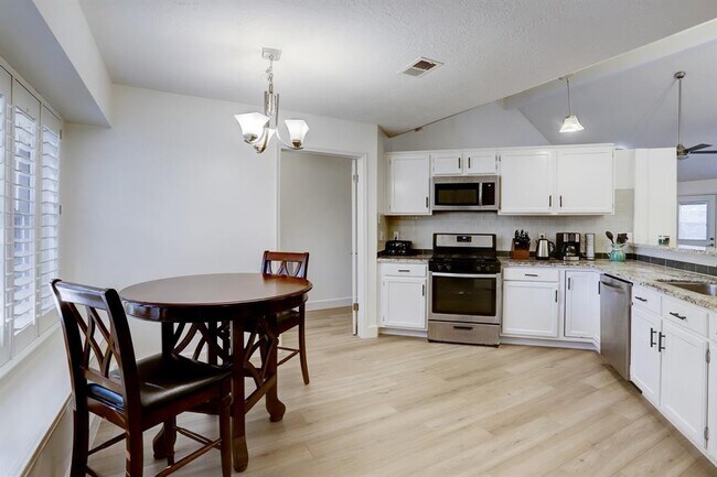 Foto del edificio - 6819 Yardley Dr