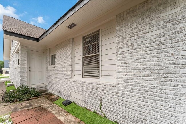 Building Photo - 2414 Isabella St