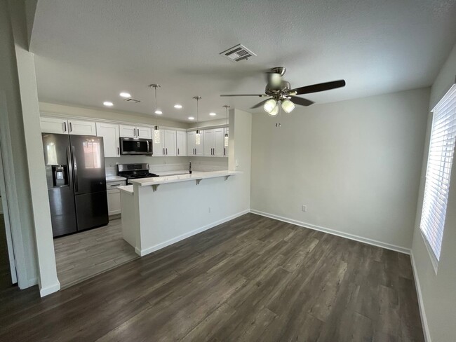 Building Photo - Welcome home to this recently remodeled 3 ...