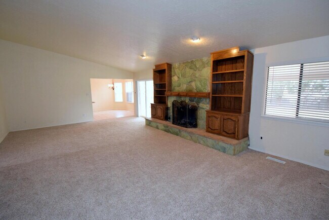 Building Photo - Amazing Home East of Tramway!