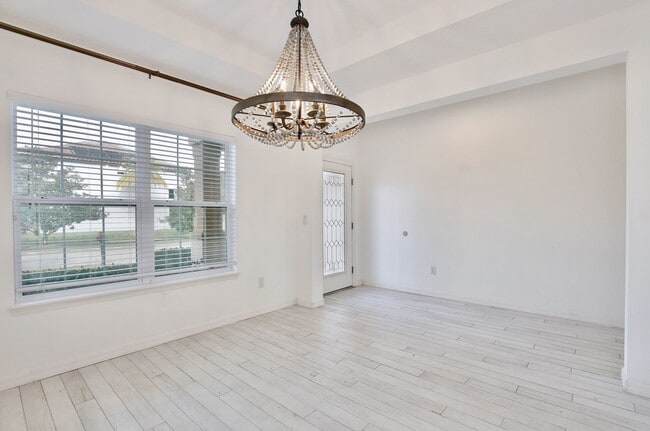 Building Photo - Gorgeous 4/2.5 Spacious Home with a Large ...