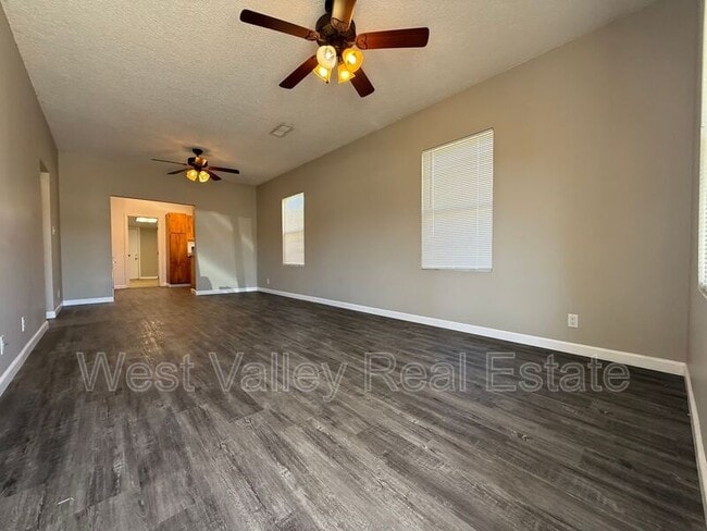 Building Photo - 424 Lucard St