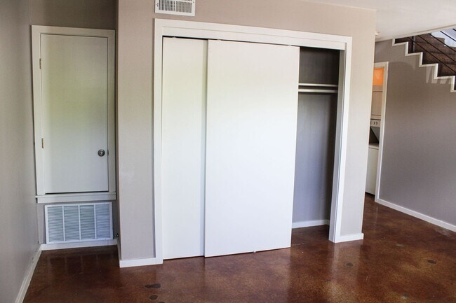 Building Photo - CONTEMPORARY URBAN CONDO NEAR DOWNTOWN