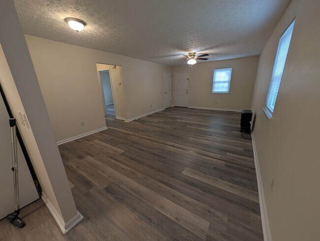 Sala de estar y comedor - 138 Crestview Dr