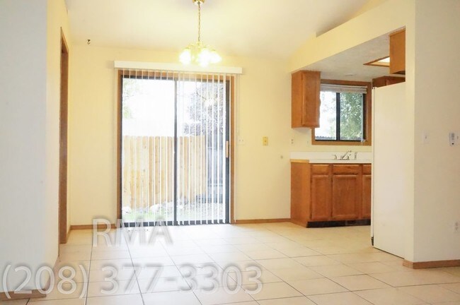 Foto del edificio - 3 Bedroom Duplex~ off State St & Collister