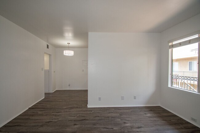 Foto del edificio - 4565 Hazeltine Ave