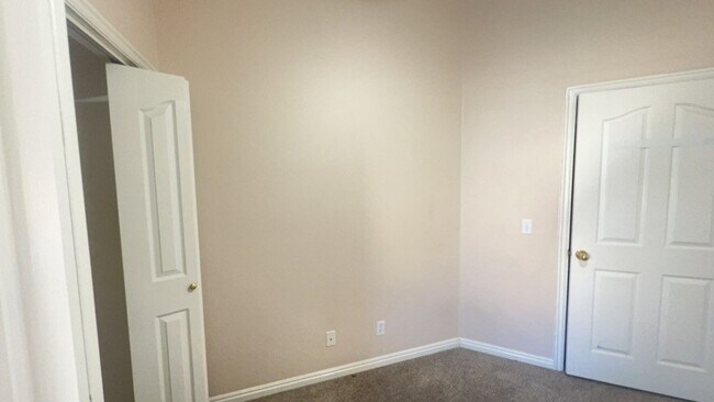 Building Photo - 3 bedroom 2 bathroom Townhome in River Cove