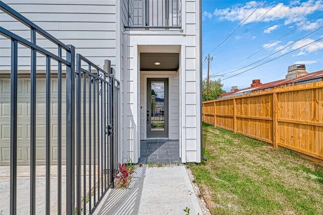 Building Photo - 2418 Everett St