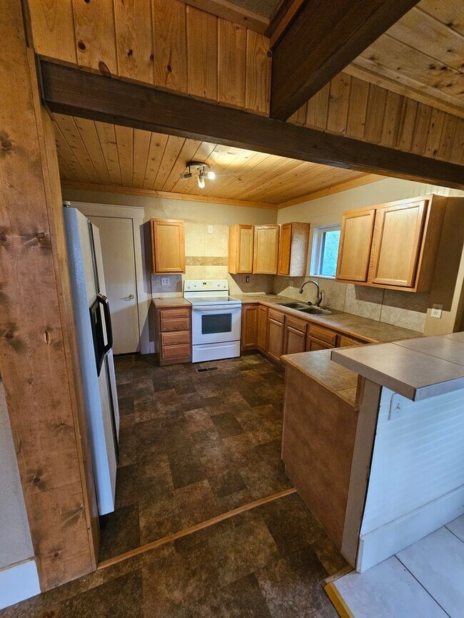 Building Photo - Large 2bd 1 ba House with tons of storage