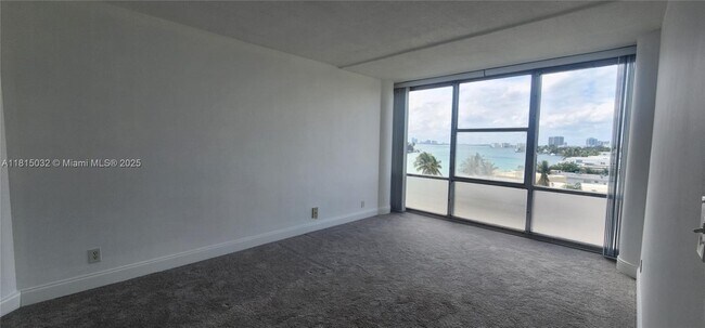 Foto del edificio - 900 Bay Dr